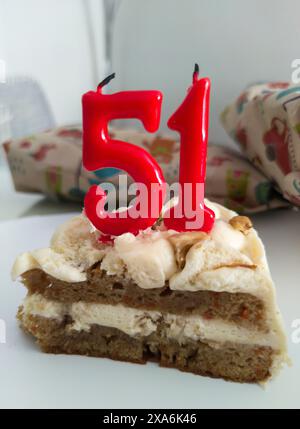 Kuchen mit unzündeten Geburtstagskerzen. 51 Jahre Stockfoto