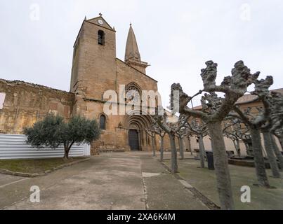 Spektakuläre Aussicht auf die Kirche San Pedro, die sich in der mittelalterlichen Stadt Olite befindet, die für ihre romanische und gotische Architektur bekannt ist, in Navarra. Stockfoto