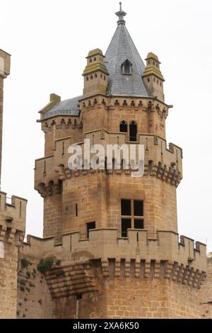 Ein detaillierter Blick auf einen Turm von der gotischen Burg Olite, die als eines der ersten mittelalterlichen Wunder Spaniens in Navarra gefeiert wurde. Stockfoto