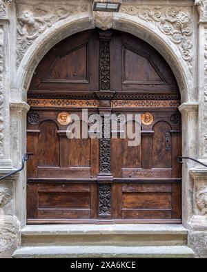 Eine mittelalterliche Holztür im Rathaus von Rothenburg ob der Tauber, Bayern. Stockfoto