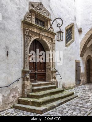 Eine mittelalterliche Holztür im Rathaus von Rothenburg ob der Tauber, Bayern. Stockfoto