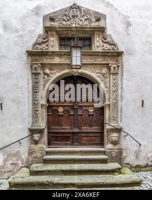 Eine mittelalterliche Holztür im Rathaus von Rothenburg ob der Tauber, Bayern. Stockfoto