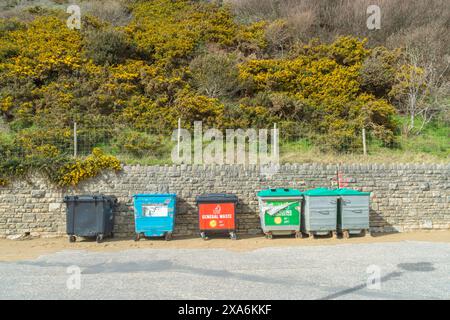 East Cliff Beach, Bournemouth, Vereinigtes Königreich - 26. März 2023: Mülltonnen am Strand unter East Cliff. Stockfoto