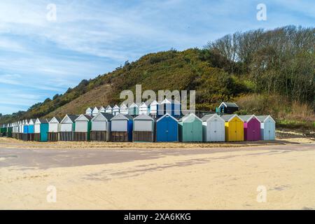 Bournemouth, Großbritannien - 12. April 2024: Strandhütten am Middle Chine Beach. Stockfoto