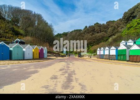 Bournemouth, Großbritannien - 12. April 2024: Strandhütten am Eingang zum Middle Chine. Stockfoto