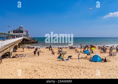 West Cliff Beach, Bournemouth, Großbritannien - 2. Juni 2024: Sonnenanbeter neben Bournemouth Pier. Stockfoto