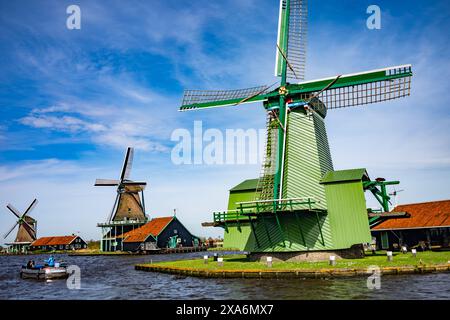 Traditionelle niederländische Windmühlen in Zaanse Schans, einem historischen Dorf in den Niederlanden. Stockfoto