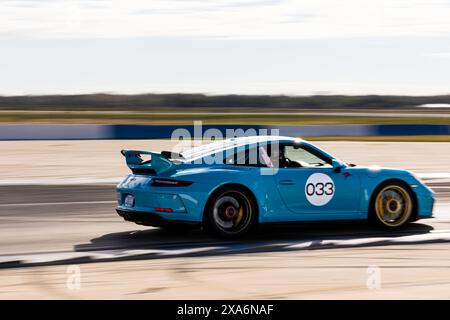 Ein blauer Porsche fährt auf der Rennstrecke in Sebring, USA Stockfoto