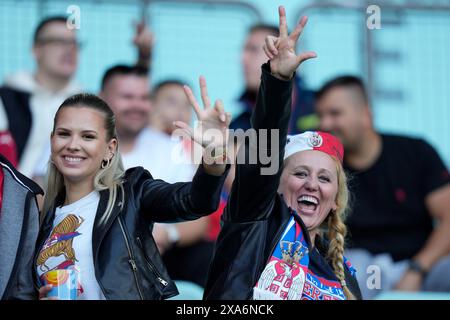 WIEN, WIEN - 4. JUNI: Fans Serbiens beim internationalen Freundschaftsspiel zwischen Österreich und Serbien im Ernst Happel Stadion am 4. Juni 2024 in Wien, Österreich.240604 SEPA 19 119 - 20240604 PD11270 Stockfoto