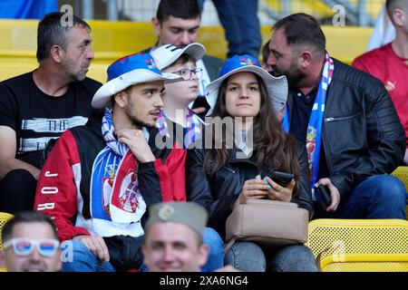 WIEN, WIEN - 4. JUNI: Fans Serbiens beim internationalen Freundschaftsspiel zwischen Österreich und Serbien im Ernst Happel Stadion am 4. Juni 2024 in Wien, Österreich.240604 SEPA 19 117 - 20240604 PD11273 Stockfoto