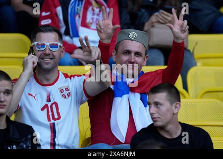 WIEN, WIEN - 4. JUNI: Fans Serbiens beim internationalen Freundschaftsspiel zwischen Österreich und Serbien im Ernst Happel Stadion am 4. Juni 2024 in Wien, Österreich.240604 SEPA 19 116 - 20240604 PD11274 Stockfoto