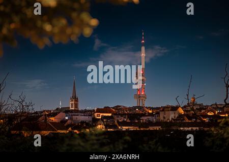 Ein abendlicher Blick auf Prags Stadtteil Zizkov, malerisch und landschaftlich. Stockfoto