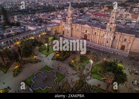 Blick aus der Vogelperspektive auf das Stadtzentrum von Arequipa und die Plaza de Armas in der Abenddämmerung, Peru Stockfoto