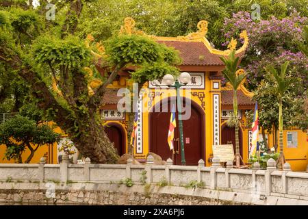Atemberaubende Trấn Quốc-Pagode, Chùa Trấn Quốc, Pagode des Trấn Quốc-Tempels, Hanoi, Nordvietnam. Zufriedenheit, Genuss, Zufriedenheit, einfaches Vergnügen Stockfoto