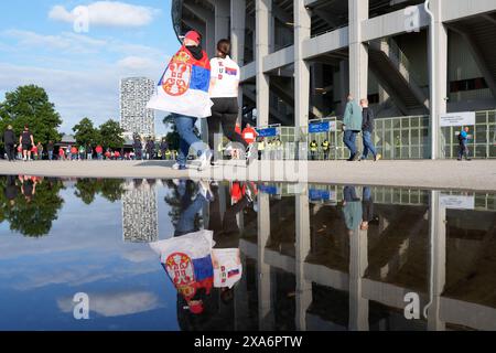 WIEN, WIEN - 4. JUNI: Fans Serbiens beim internationalen Freundschaftsspiel zwischen Österreich und Serbien im Ernst Happel Stadion am 4. Juni 2024 in Wien, Österreich.240604 SEPA 19 094 - 20240604 PD11303 Stockfoto