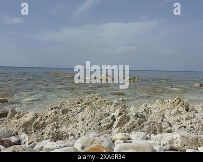 The Rocks bedeckt mit Sand und Kieselsteinen an einem Strand Stockfoto