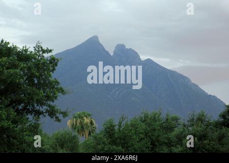 Sattelberg vom Fundidora Park in Monterrey aus gesehen Stockfoto