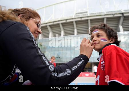 WIEN, WIEN - 4. JUNI: Fans Serbiens beim internationalen Freundschaftsspiel zwischen Österreich und Serbien im Ernst Happel Stadion am 4. Juni 2024 in Wien, Österreich.240604 SEPA 19 089 - 20240604 PD11314 Stockfoto