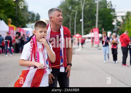 WIEN, WIEN - 4. JUNI: Fans Serbiens beim internationalen Freundschaftsspiel zwischen Österreich und Serbien im Ernst Happel Stadion am 4. Juni 2024 in Wien, Österreich.240604 SEPA 19 091 - 20240604 PD11323 Stockfoto