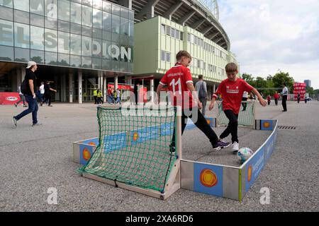 WIEN, WIEN - 4. JUNI: Fans Österreichs beim internationalen Freundschaftsspiel zwischen Österreich und Serbien im Ernst Happel Stadion am 4. Juni 2024 in Wien, Österreich.240604 SEPA 19 087 - 20240604 PD11319 Stockfoto