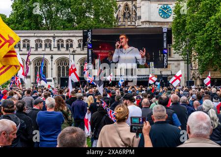 Der politische Aktivist Laurence Fox, der auf dem großen Bildschirm eine Rede hielt, nach einer Kundgebung gegen die zweistufige Polizei, Parliament Square, London, Großbritannien. Stockfoto