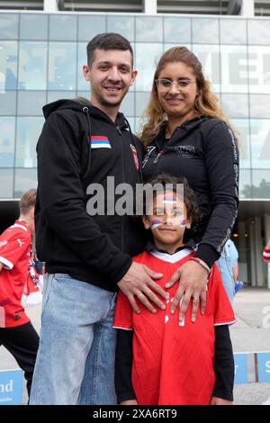 WIEN, WIEN - 4. JUNI: Fans Serbiens beim internationalen Freundschaftsspiel zwischen Österreich und Serbien im Ernst Happel Stadion am 4. Juni 2024 in Wien, Österreich.240604 SEPA 19 090 - 20240604 PD11326 Stockfoto