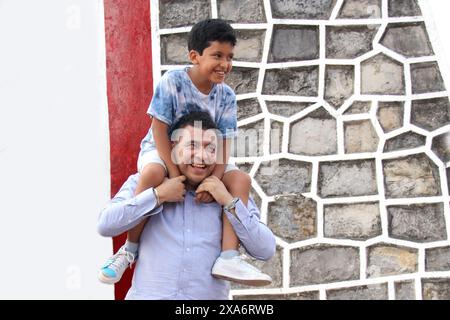 Geschiedener Alleinvater mit seinem 10-jährigen Latino-Sohn spielt und verbringt gute Zeit zusammen, um den Vatertag zu feiern Stockfoto