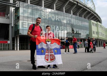 WIEN, WIEN - 4. JUNI: Fans Serbiens beim internationalen Freundschaftsspiel zwischen Österreich und Serbien im Ernst Happel Stadion am 4. Juni 2024 in Wien, Österreich.240604 SEPA 19 086 - 20240604 PD11343 Stockfoto