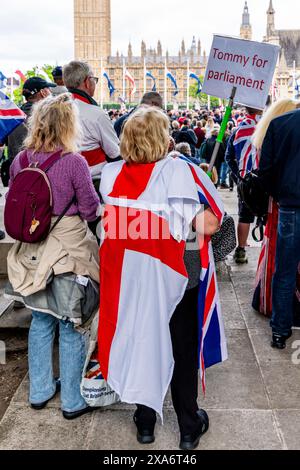 Die Menschenmassen treffen sich auf dem Parliament Square, um die Reden von Tommy Robinson und anderen Rednern nach Einer Kundgebung gegen Two Tier Poliing in London, Großbritannien, zu hören. Stockfoto