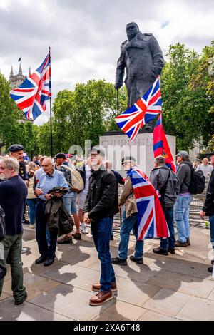 Die Menschenmassen versammeln sich auf dem Parliament Square, um Reden der politischen Aktivisten Tommy Robinson und Otners zu hören, nach Einer Kundgebung gegen Two Tier Police, London, Stockfoto