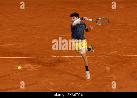 Paris, Frankreich, Frankreich. Juni 2024. CARLOS ALCARAZ (Spanien) in Aktion beim Viertelfinale der French Open gegen S Tsitsipas am Dienstag. Alcaraz gewann mit 6:3, 7:6, 6:4. (Kreditbild: © Loic Baratoux/ZUMA Press Wire) NUR REDAKTIONELLE VERWENDUNG! Nicht für kommerzielle ZWECKE! Quelle: ZUMA Press, Inc./Alamy Live News Stockfoto