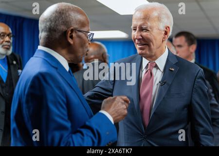 Präsident Joe Biden und Kongressabgeordneter Jim Clyburn nehmen am 8. Januar 2024 an einer Veranstaltung in der Mother Emanuel African Methodist Episcopal Church in Charleston South Carolina Teil. (Grayson Kisker/Biden Des Präsidenten) Stockfoto