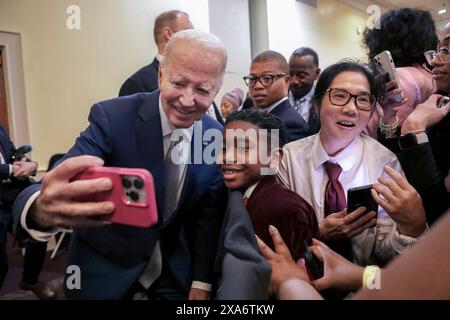 Präsident Joe Biden macht ein Selfie, nachdem er am 28. Januar 2024 mit dem Repräsentanten Jim Clyburn in Columbia, South Carolina, eine Kirche besucht hatte. (Danielle Alston/Biden Des Präsidenten) Stockfoto