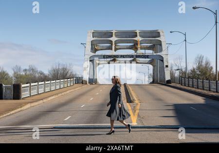 Vizepräsidentin Kamala Harris spaziert an der Edmund Pettus Bridge vorbei, während der Feier zum 59. Jahrestag des blutigen Sonntagsmarztes, am 3. März 2024 in Selma, Alabama. (Hillary Hess/Biden Im Namen Der Präsidentin) Stockfoto