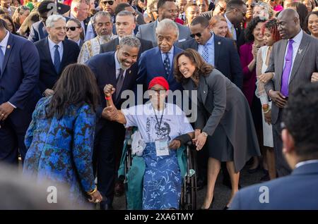 Vizepräsidentin Kamala Harris bereitet sich auf den Marsch über die Edmund Pettus-Brücke vor, während der Feier zum 59. Jahrestag des blutigen Sonntagsmarsches in Selma, Alabama, am 3. März 2024. Ebenfalls abgebildet sind der zweite Gentleman Doug Emhoff, Reverend Al Sharpton und Generalstaatsanwalt Merrick Garland. (Hillary Hess/Biden Im Namen Der Präsidentin) Stockfoto