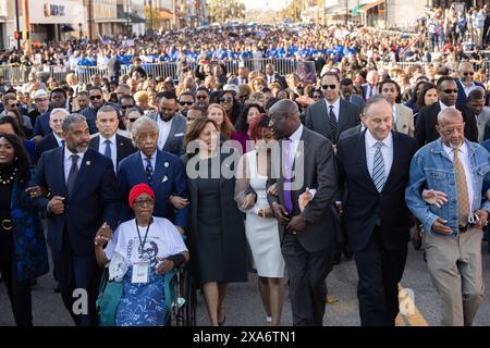 Vizepräsidentin Kamala Harris bereitet sich auf den Marsch über die Edmund Pettus-Brücke vor, während der Feier zum 59. Jahrestag des blutigen Sonntagsmarsches in Selma, Alabama, am 3. März 2024. Ebenfalls abgebildet sind der zweite Gentleman Doug Emhoff, Reverend Al Sharpton und Generalstaatsanwalt Merrick Garland. (Hillary Hess/Biden Im Namen Der Präsidentin) Stockfoto