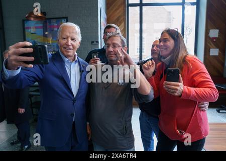 Präsident Joe Biden macht ein Selfie mit Kunden, während er am 18. April 2024 im Wawa by Independence Hall einen Milchshake in Philadelphia, Pennsylvania, veranstaltet. (David Lienemann/Biden Des Präsidenten) Stockfoto