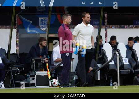 England-Manager Gareth Southgate sieht sich beim internationalen Freundschaftsspiel zwischen England und Bosnien und Herzegowina am Montag, dem 3. Juni 2024, im St. James' Park in Newcastle an. (Foto: Mark Fletcher | MI News) Credit: MI News & Sport /Alamy Live News Stockfoto