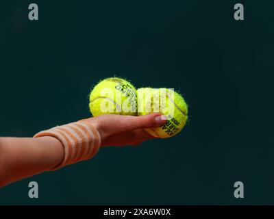 Paris, Frankreich. Juni 2024. Roland Garros, 4. Juni 2024: Tennisbälle während der French Open 2024. Alamy Live News/Corleve Credit: Corleve/Alamy Live News Stockfoto