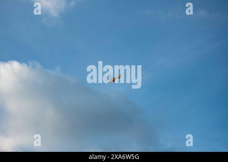 Ein Rettungshubschrauber des ADAC fliegt durch die Wolken ueber Aachen am 31. Mai 2024. DEUTSCHLAND - AACHEN - HUBSCHRAUBER Stockfoto