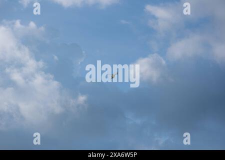 Ein Rettungshubschrauber des ADAC fliegt durch die Wolken ueber Aachen am 31. Mai 2024. DEUTSCHLAND - AACHEN - HUBSCHRAUBER Stockfoto