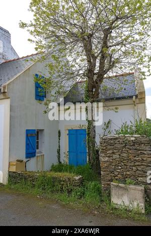 Locmaria in Belle-Ile, Bretagne, typische Straße im Dorf, bunte Häuser Stockfoto