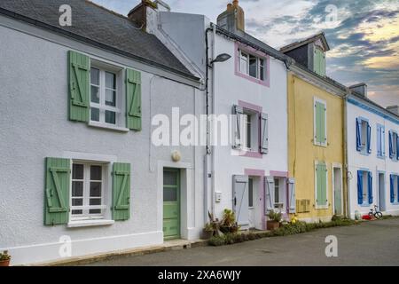 Locmaria in Belle-Ile, Bretagne, typische Straße im Dorf, bunte Häuser Stockfoto