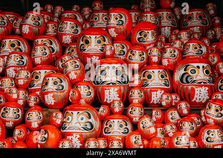 Eine Nahaufnahme der traditionellen Daruma-Puppen Stockfoto