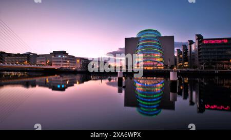 Die Skyline von Dublin in der Abenddämmerung mit dem Convention Centre, der Samuel Beckett Bridge und dem Fluss Liffey. Stockfoto