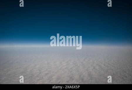 Eine Reflexion von Himmel und Wolken in einem Ebenen Fensterspiegel Stockfoto