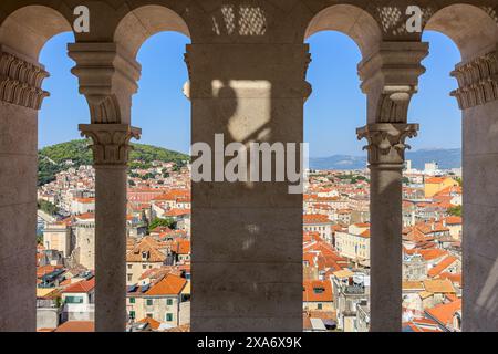 Dieses Luftbild zeigt die wunderschöne Stadt Split in Kroatien, vom Glockenturm der Kathedrale Saint Dominus aus gesehen Stockfoto