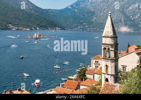 Blick auf die bezaubernde Stadt Perast, umgeben von majestätischen Bergen in Kotor Bay, Montenegro Stockfoto