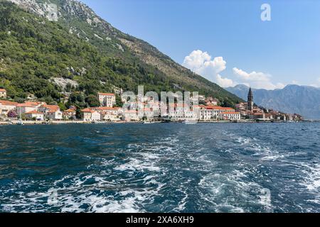 Die malerische kleine Stadt Perast liegt am Ufer der Kotor Bay, umgeben von atemberaubenden Bergen, Montenegro Stockfoto