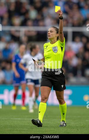 Die Schiedsrichterin Marta Huerta de AZA verbrennt die gelbe Karte während des Qualifikationsspiels der UEFA-Frauen-Europameisterschaft in der Qualifikationsliga A, Gruppe 3 zwischen England und Frankreich am Freitag, den 31. Mai 2024, im St. James's Park in Newcastle. (Foto: Trevor Wilkinson | MI News) Credit: MI News & Sport /Alamy Live News Stockfoto